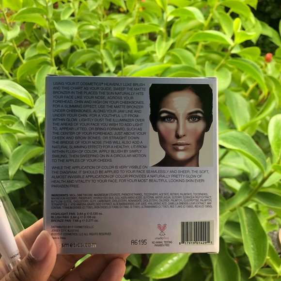 It cosmetics vitality disc + brush 👯‍♀️💃 - Picture 2 of 4